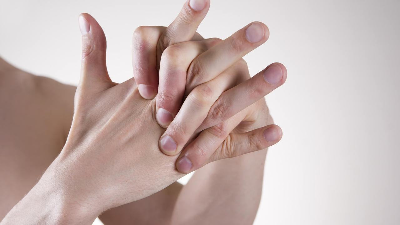 Почему хрустят суставы пальцев